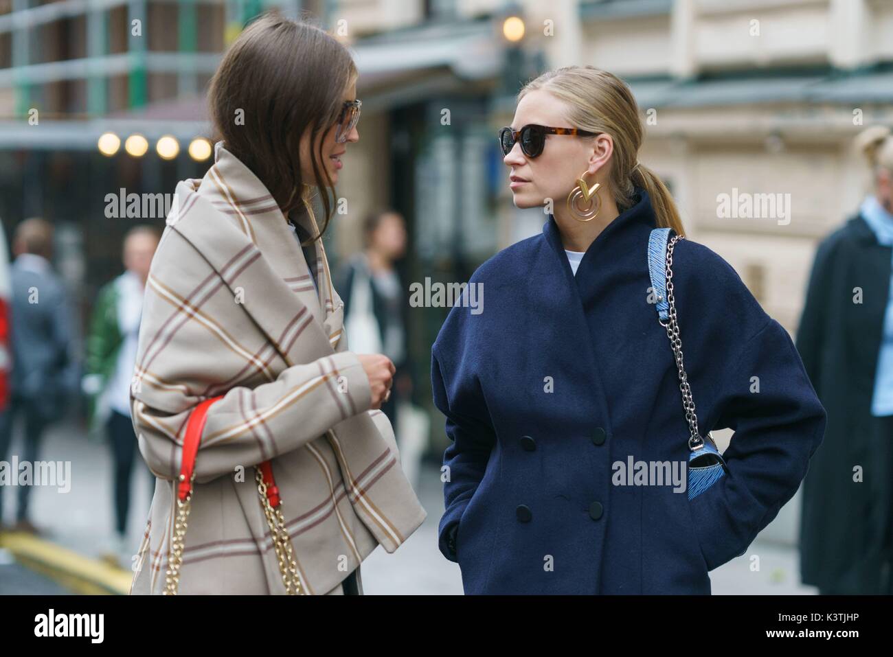 Stockholm, Schweden. 31 Aug, 2017. Editor Darja Barannik und Tine Andrea Ankunft auf dem Totême Runway Show in Stockholm Fashion Week - 31 August, 2017 - Foto: Start- und Landebahn Manhattan/Gnade Lunn *** Nur für redaktionelle Verwendung *** | Verwendung weltweit/dpa/Alamy leben Nachrichten Stockfoto