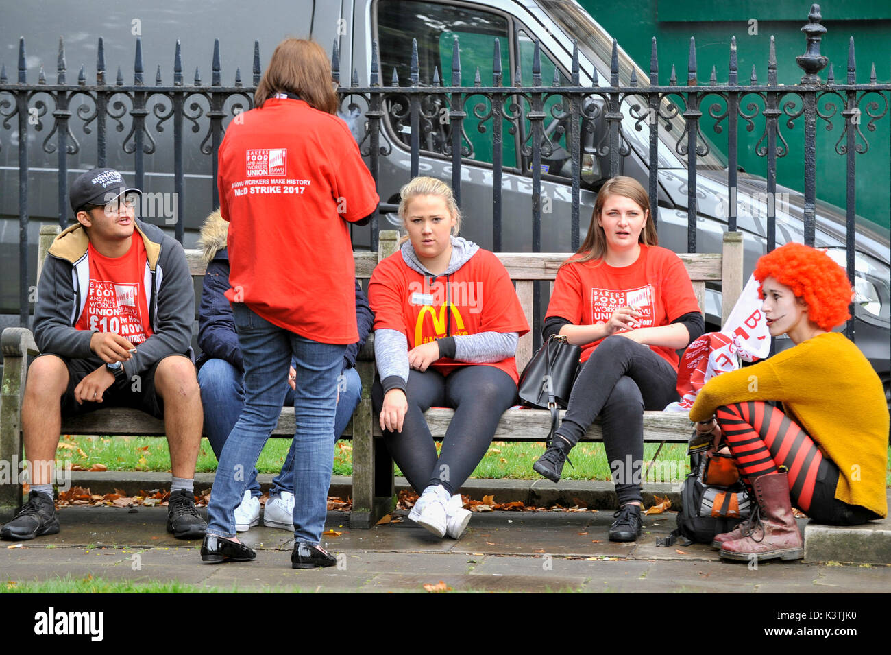 London, Großbritannien. 4. September 2017. McDonald's das Personal und die Mitglieder der Bäcker Essen und Allied Workers Union (BFAWU) an einer Kundgebung vor dem Parlamentsgebäude in Solidarität mit McDonald's Personal in Cambridge und Crayford, die auf Streik fordert ein Ende auf null Stunden Verträge und einen Mindestlohn von 10 GBP pro Stunde gegangen sind. Credit: Stephen Chung/Alamy leben Nachrichten Stockfoto