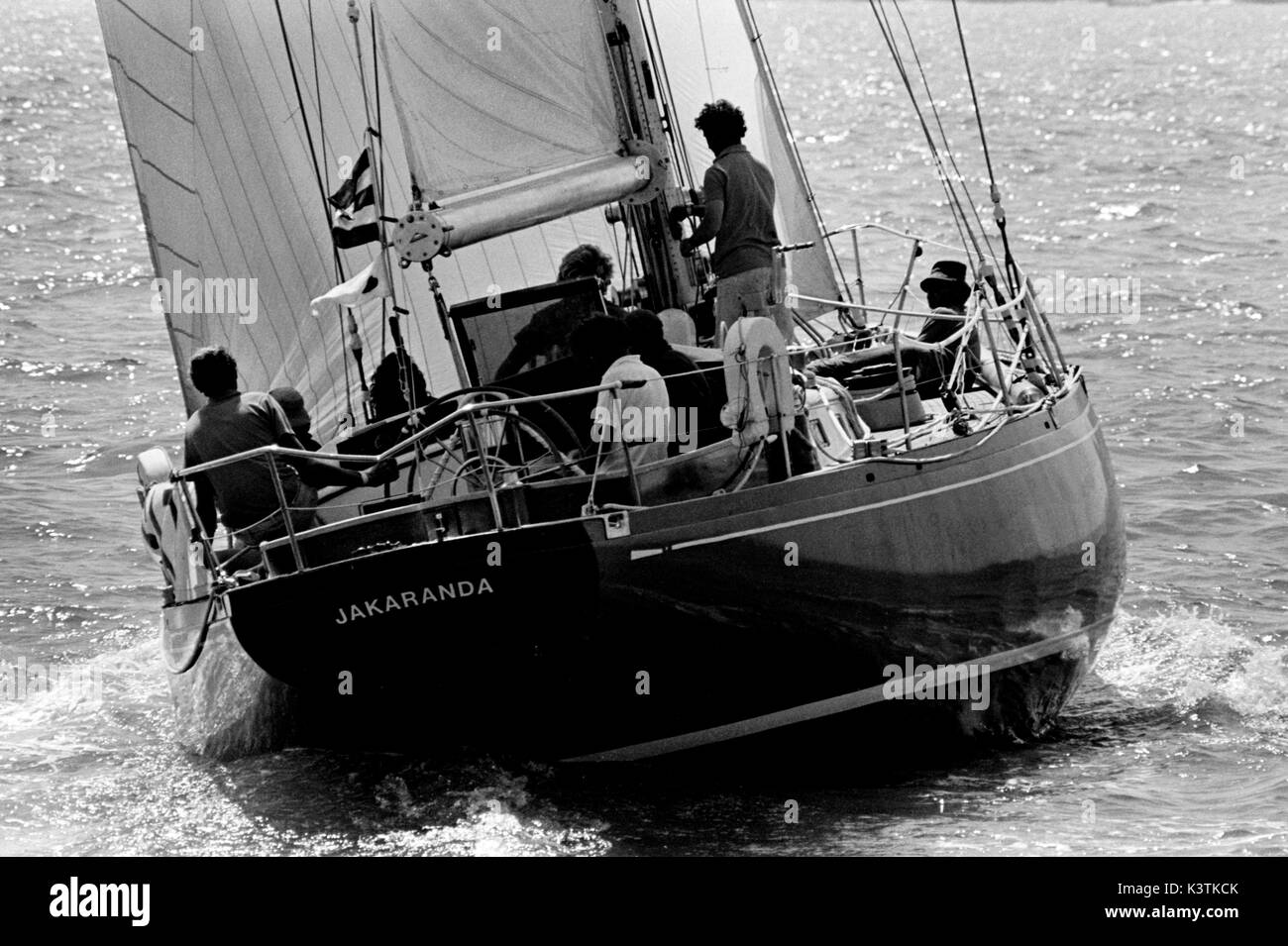 AJAXNETPHOTO. AUGUST, 1973. SOLENT, England. - FASTNET RACE START - SOUTH AFRICAN ADMIRAL'S CUP TEAM YACHTCHARTER JAKARANDA. Foto: Jonathan Eastland/AJAX REF: 736720001 Stockfoto