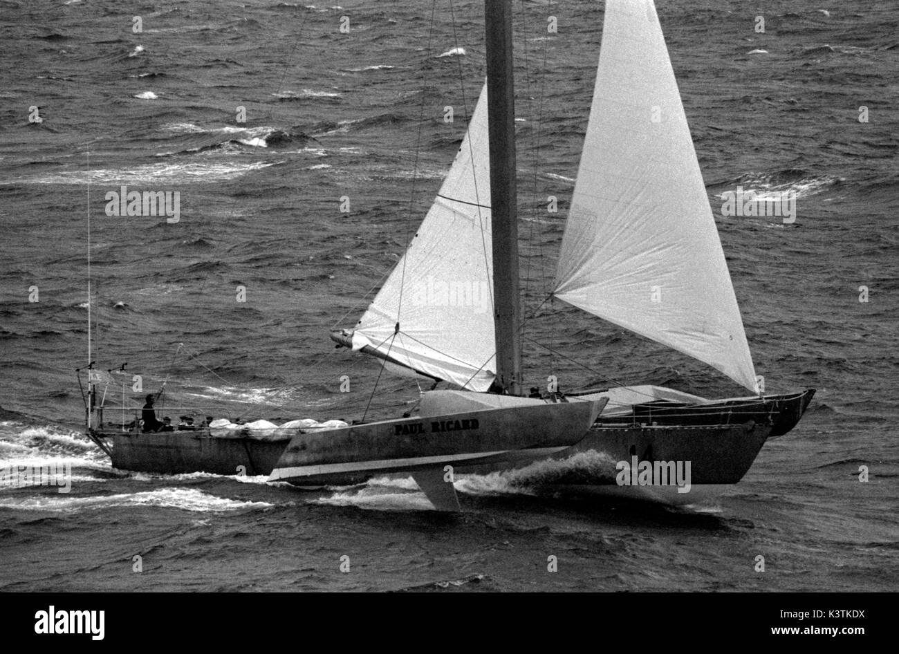 AJAXNETPHOTO. NOVEMBER, 1982. St. Malo, Frankreich. - ROUTE DU RHUM RENNEN - TRAGFLÜGELBOOT TRIMARAN PAUL RICARD (ERIC TABARLY) am Start. Foto: Jonathan Eastland/AJAX REF: 821007 27 Stockfoto