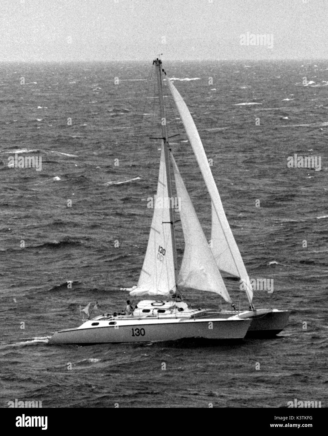 AJAXNETPHOTO, NOVEMBER, 1982. St. Malo, Frankreich. - ROUTE DU RHUM RENNEN - SKYJACK (PHILIP WALWYN) Katamaran zu starten. Foto: Jonathan Eastland/AJAX REF: 821007 048 Stockfoto