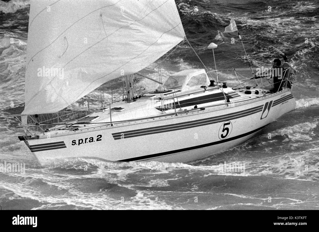 AJAXNETPHOTO, NOVEMBER, 1982. St. Malo, Frankreich. - ROUTE DU RHUM RENNEN - SPRA2 am Start. Foto: Jonathan Eastland/AJAX REF: 821007 45 Stockfoto