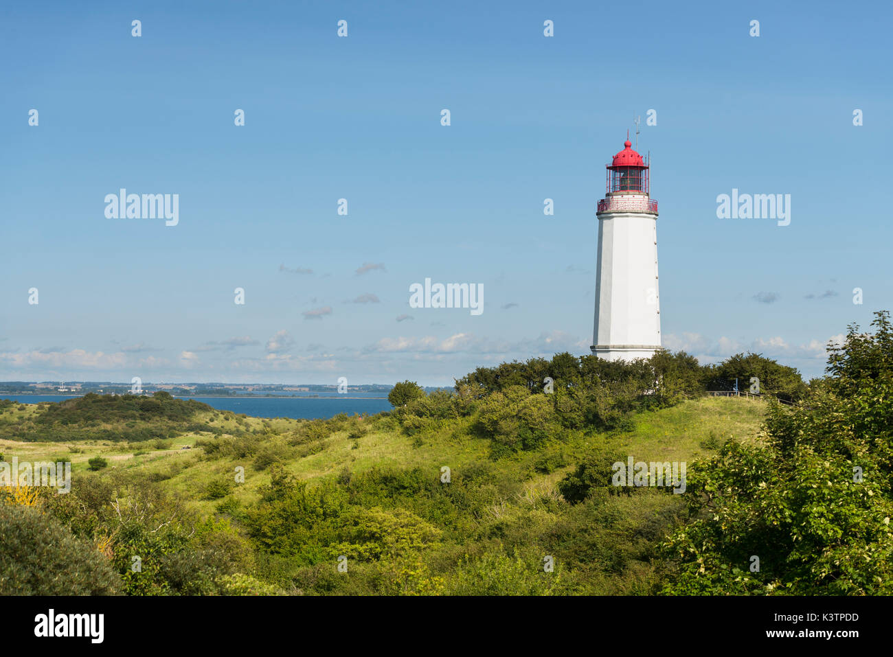 Panorama der Leuchtturm Dornbusch auf der Insel Hiddensee am Nachmittag, Sonnenlicht und Insel Rügen, Mecklenburg-Vorpommern, Deutschland Stockfoto