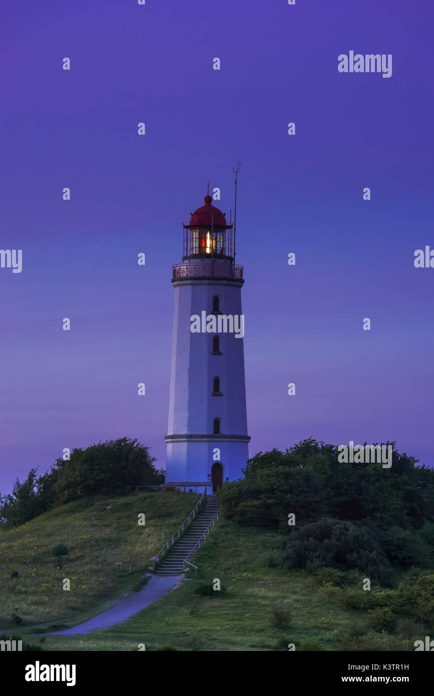 Leuchtturm Dornbusch auf der Insel Hiddensee in der blauen Stunden nachleuchten, Mecklenburg-Vorpommern, Deutschland Stockfoto