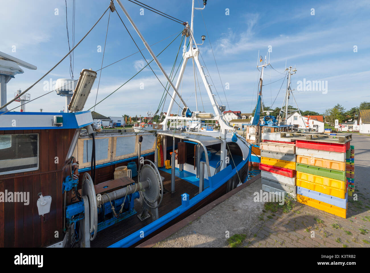 Fischerboot im Hafen von Vitte auf der Insel Hiddensee mit der bunten Boxen in der Morgensonne stack, Mecklenburg-Vorpommern, Deutschland Stockfoto