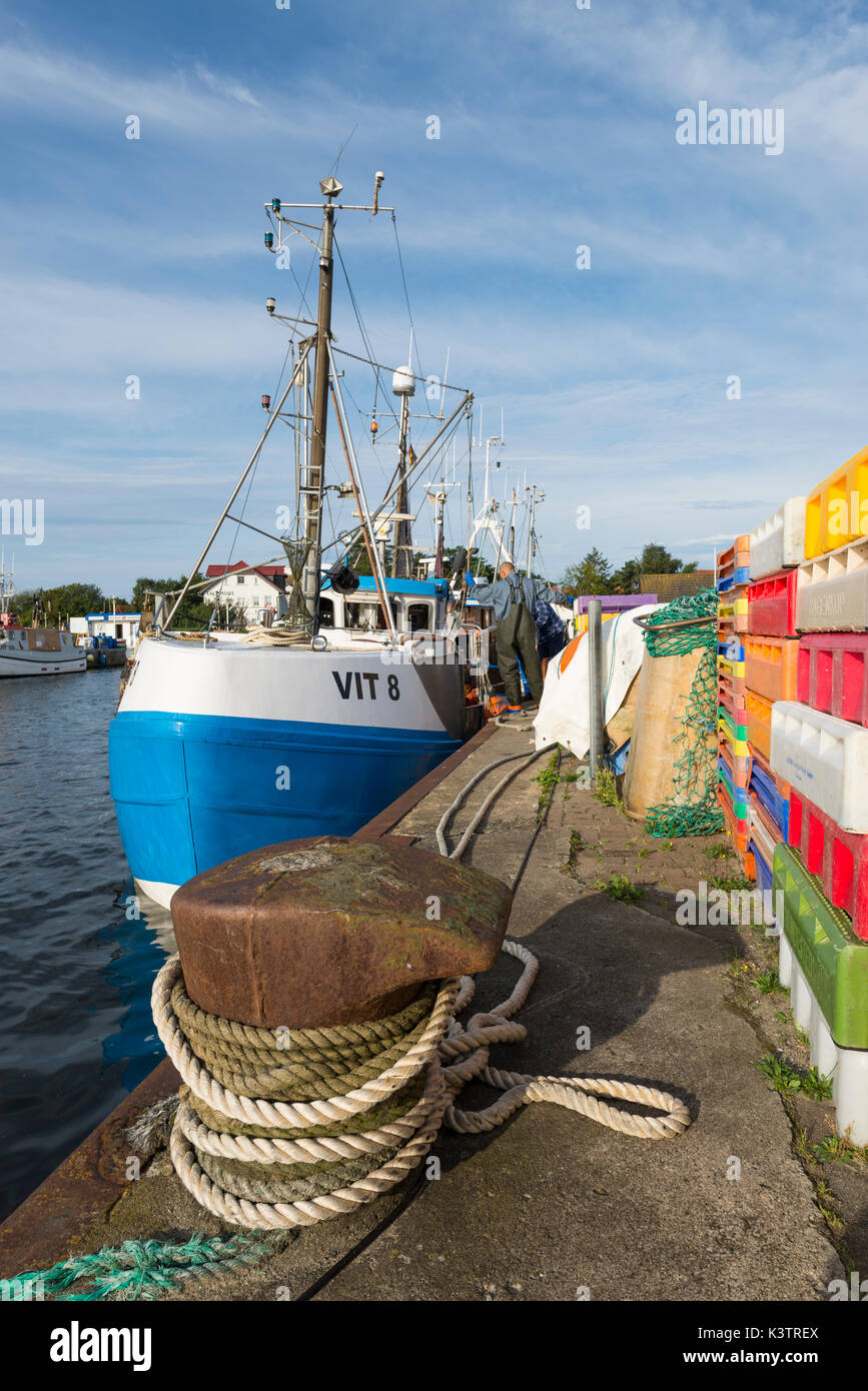 Landung Fischerboot im Hafen von Vitte auf der Insel Hiddensee zurück vom Fischfang in der Morgensonne, Mecklenburg-Vorpommern, Deutschland Stockfoto