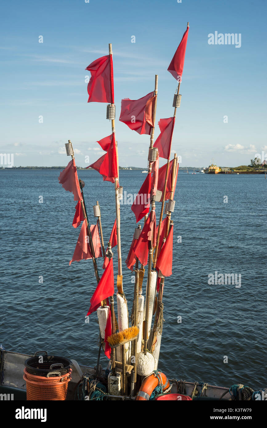 Fahnen und Bojen für Fischernetze auf ein Fischerboot im Hafen von Vitte, Hiddensee, Mecklenburg-Vorpommern, Deutschland Stockfoto