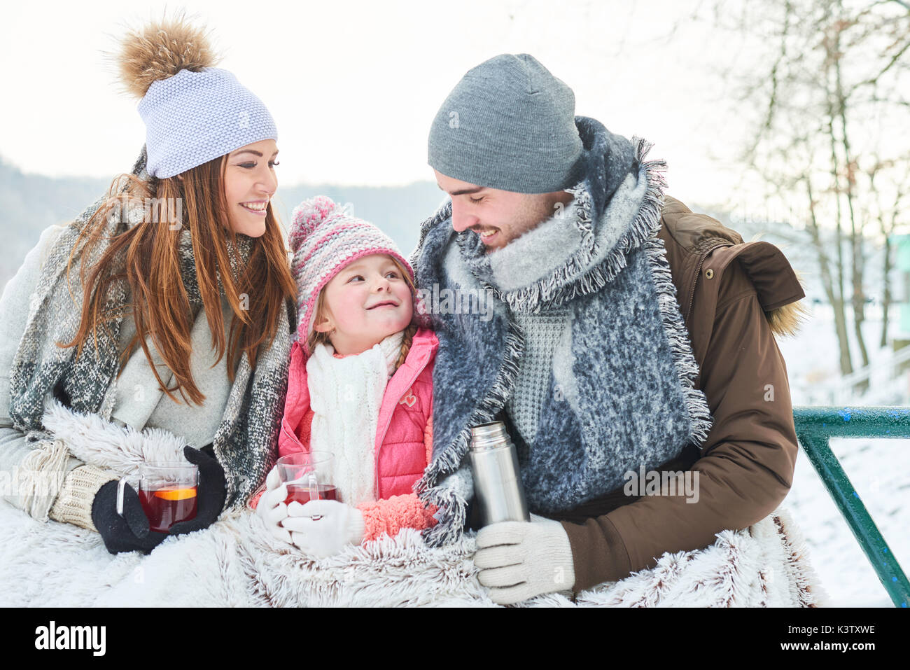 Eltern und Kind als Familie im Winter während der Ferien Stockfoto