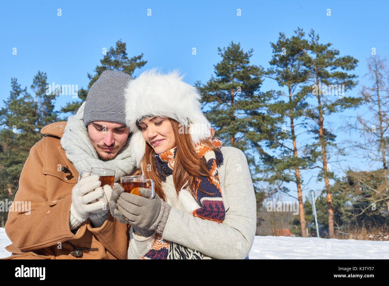 Junges Paar in der Liebe im Winter Tee trinken für Warm up Stockfoto