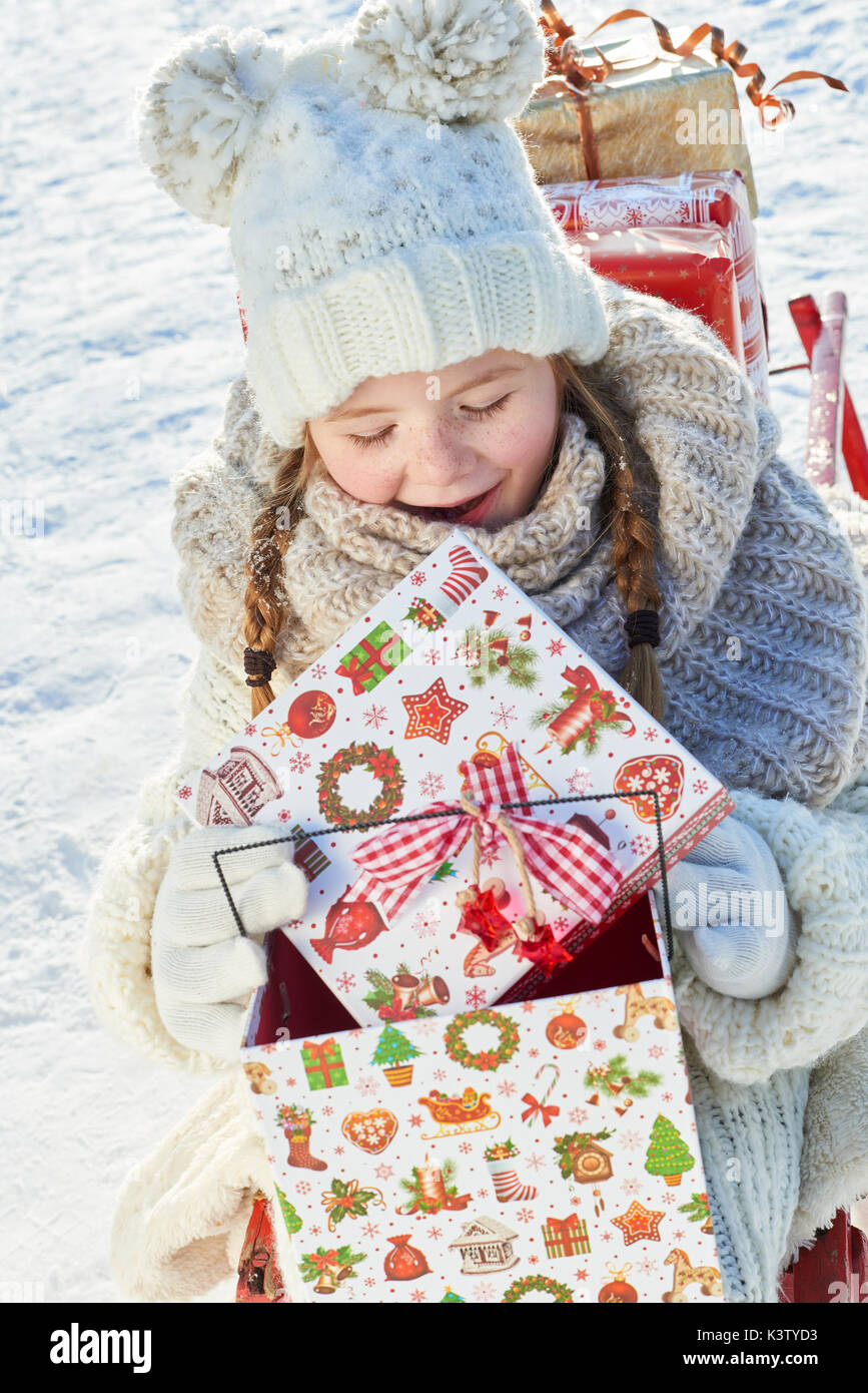 Glückliches Mädchen mit Überraschungsgeschenk für Weihnachten Stockfoto