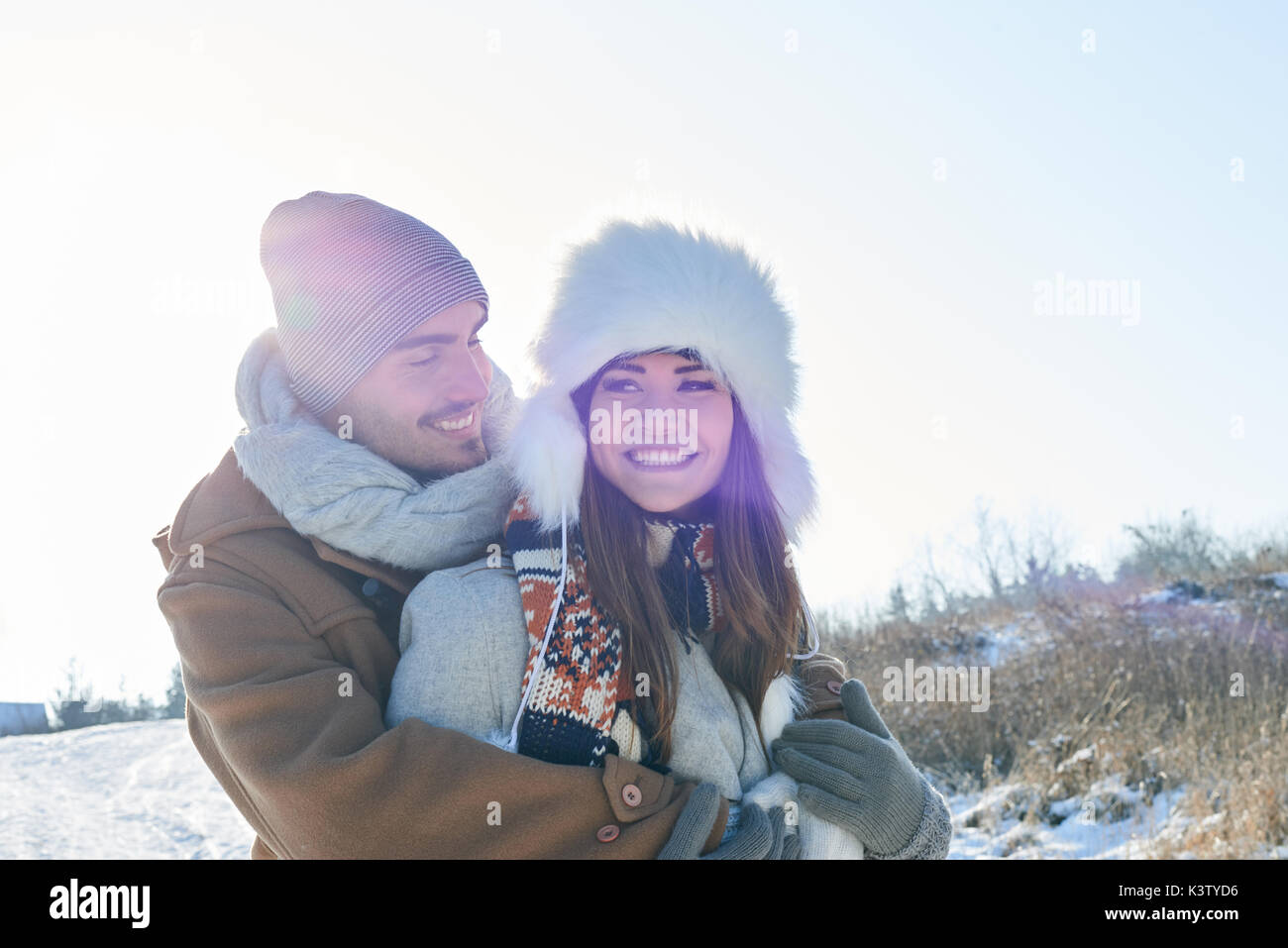 Glückliches Paar im Winter einander in Liebe annehmen Stockfoto