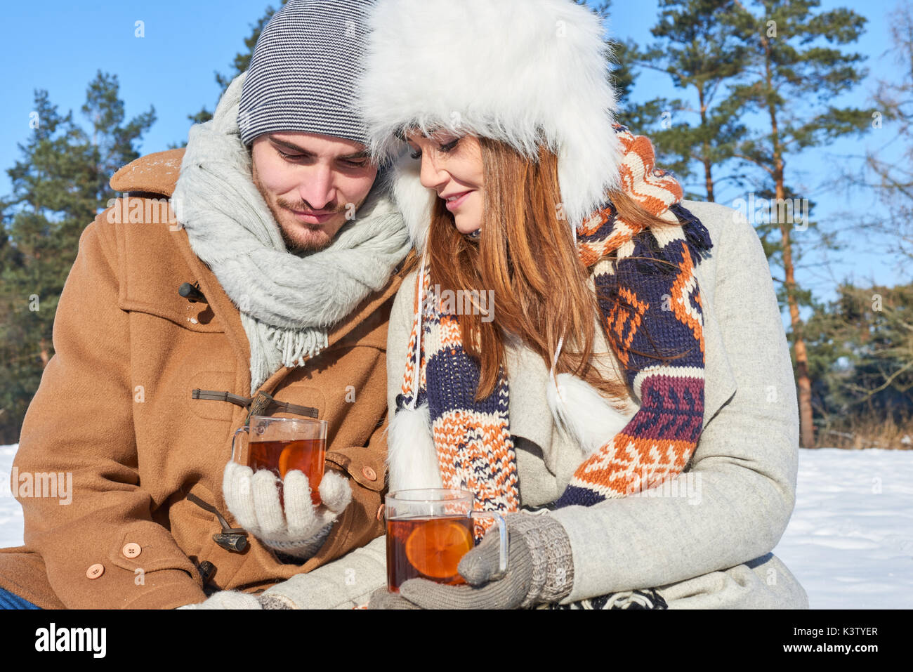 Glückliches Paar Tee trinken im Park auf ihren Winterurlaub Stockfoto