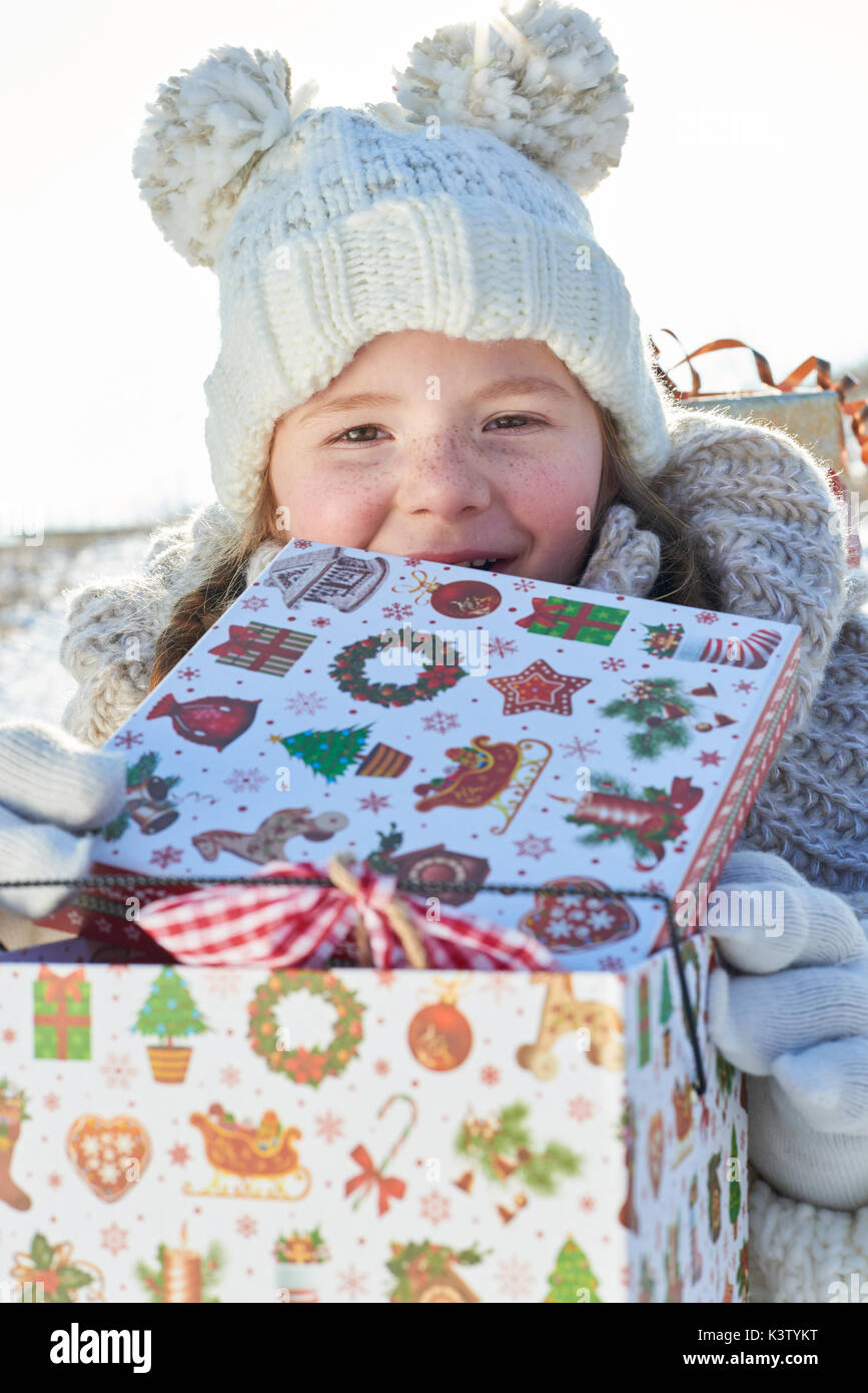 Glückliches Mädchen mit Weihnachtsgeschenk und stocking Cap Stockfoto