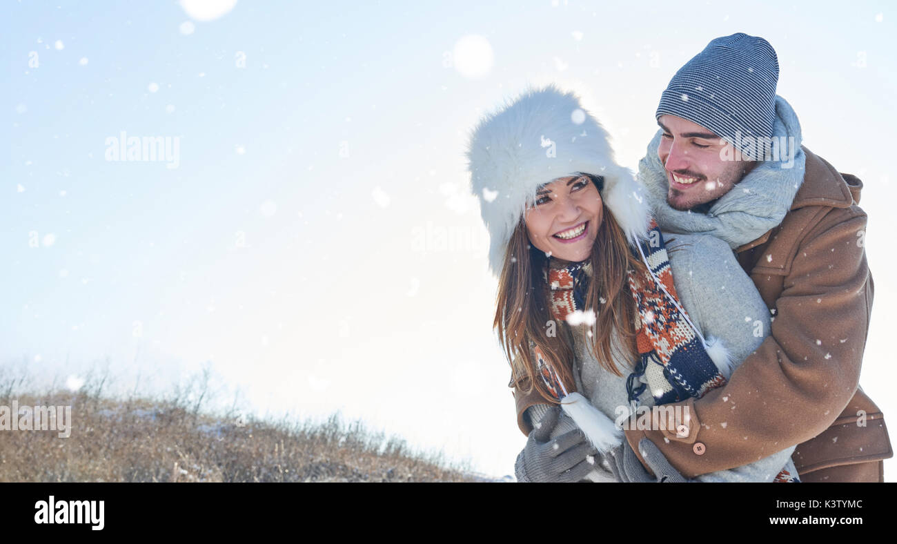 Glückliches Paar in Liebe in der Natur im Winter im Schnee Stockfoto