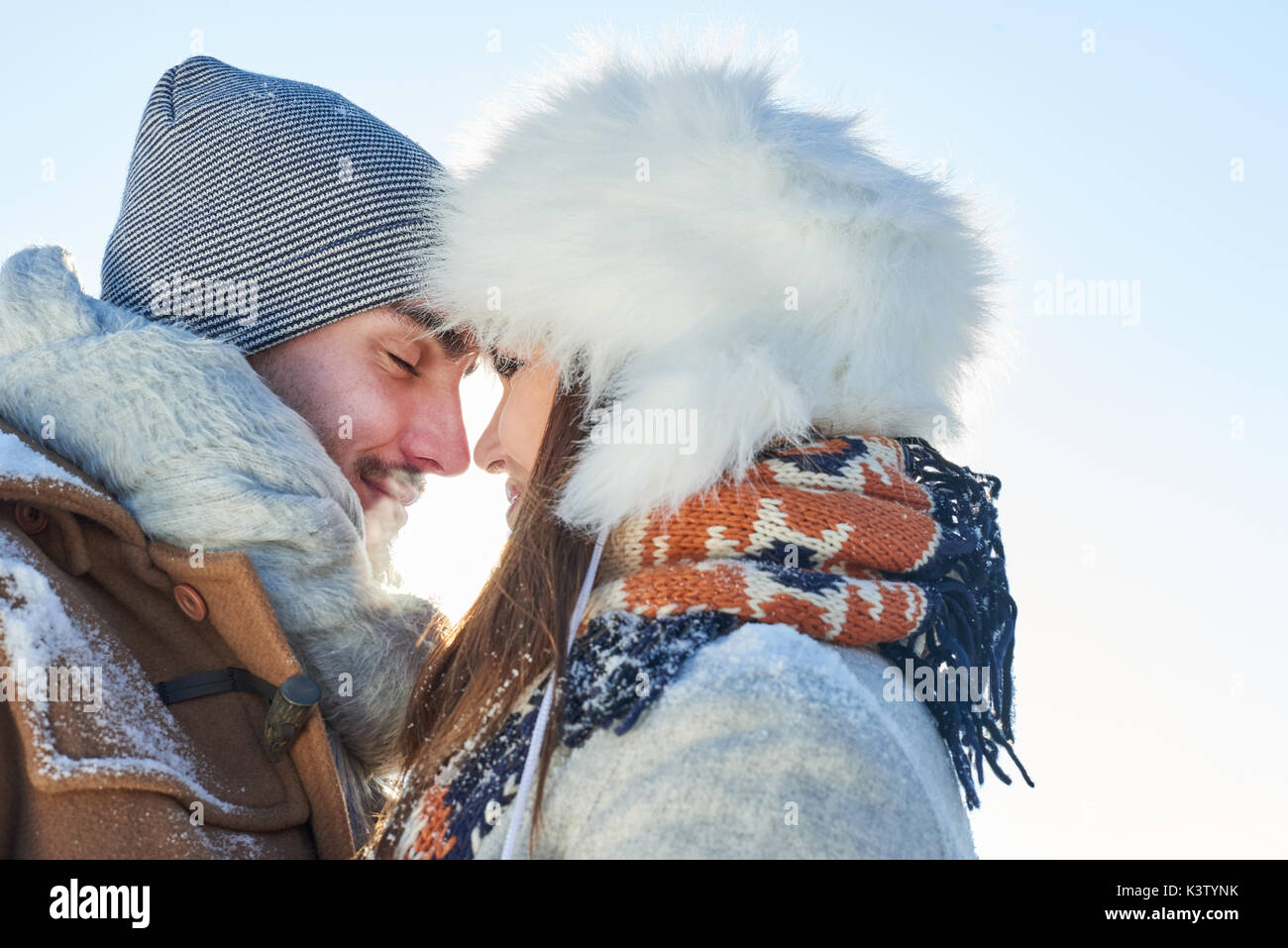 Glückliches Paar in der Liebe genießt Zweisamkeit im Winter im Schnee Stockfoto