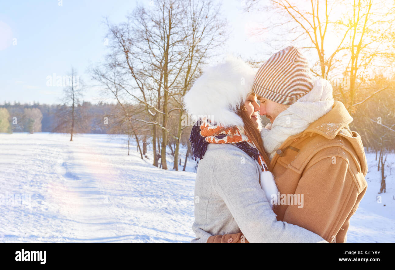 Paar in der Liebe im Winter im Schnee küssen, umarmen Stockfoto