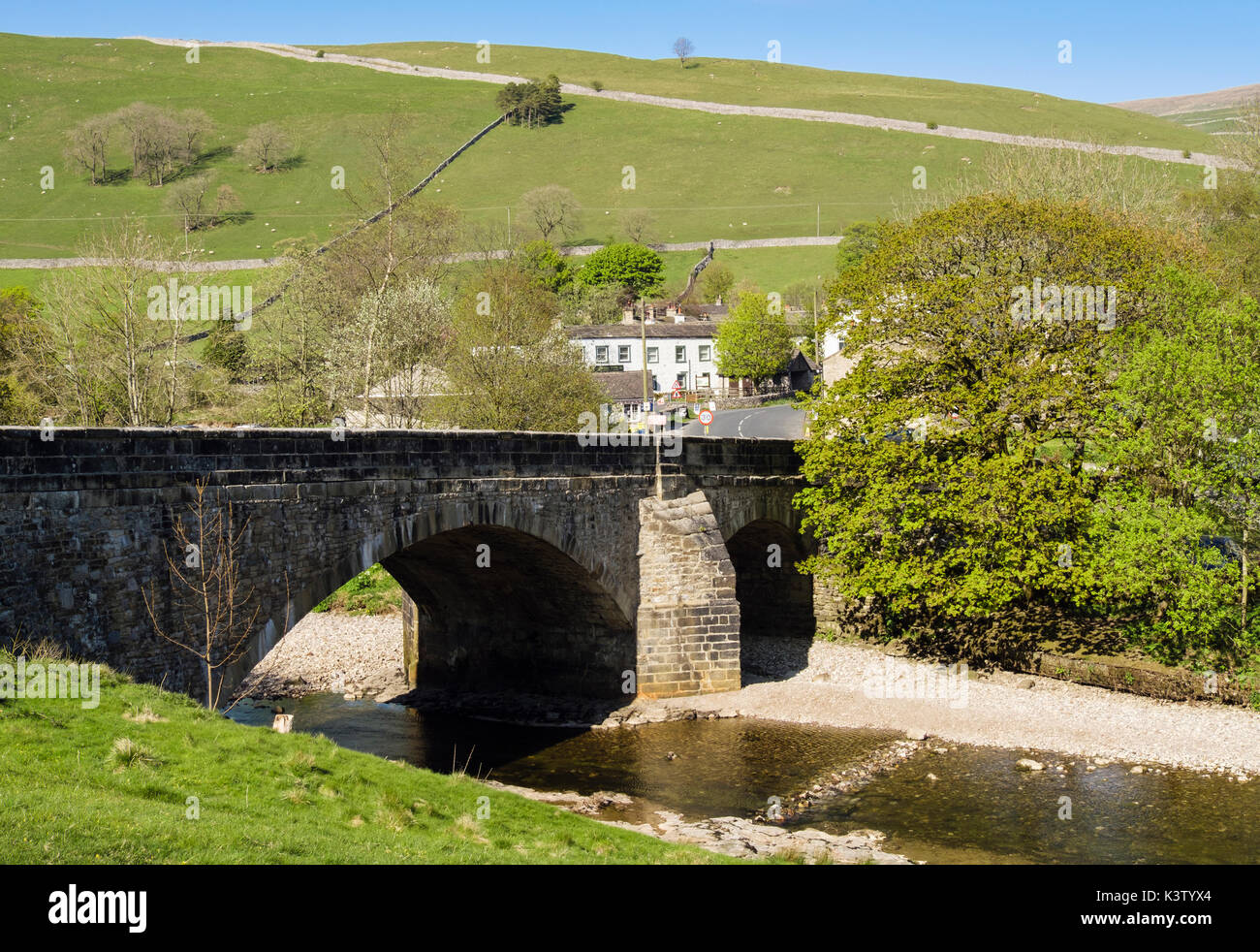 Brücke über den River Wharfe in Kettlewell, Obere Wharfedale, Yorkshire Dales National Park, North Yorkshire, England, Großbritannien, Großbritannien, Europa Stockfoto