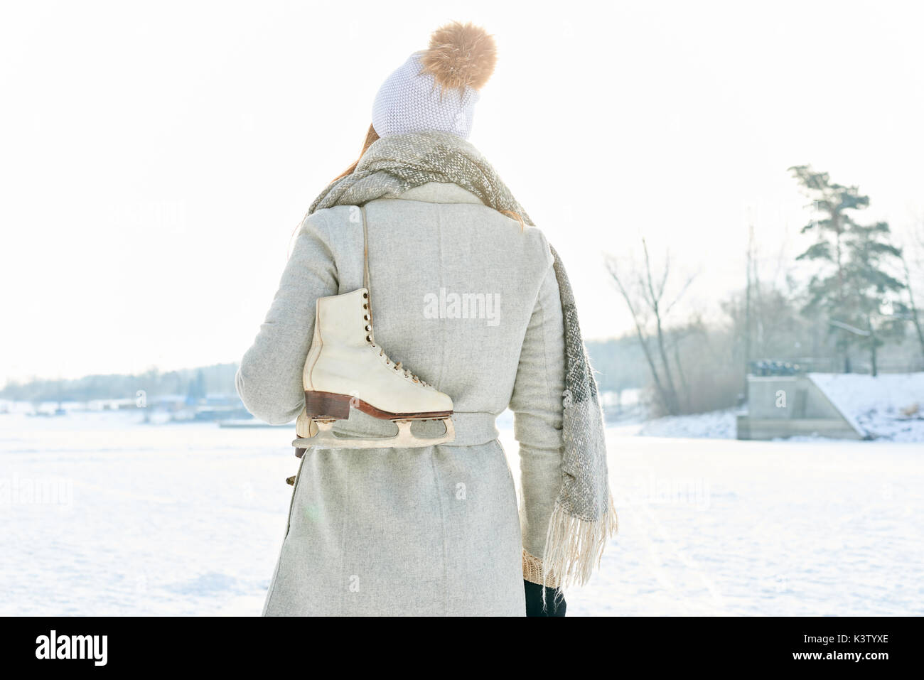 Frau gehen mit Schlittschuhen im Winter auf Ihren Urlaub Stockfoto