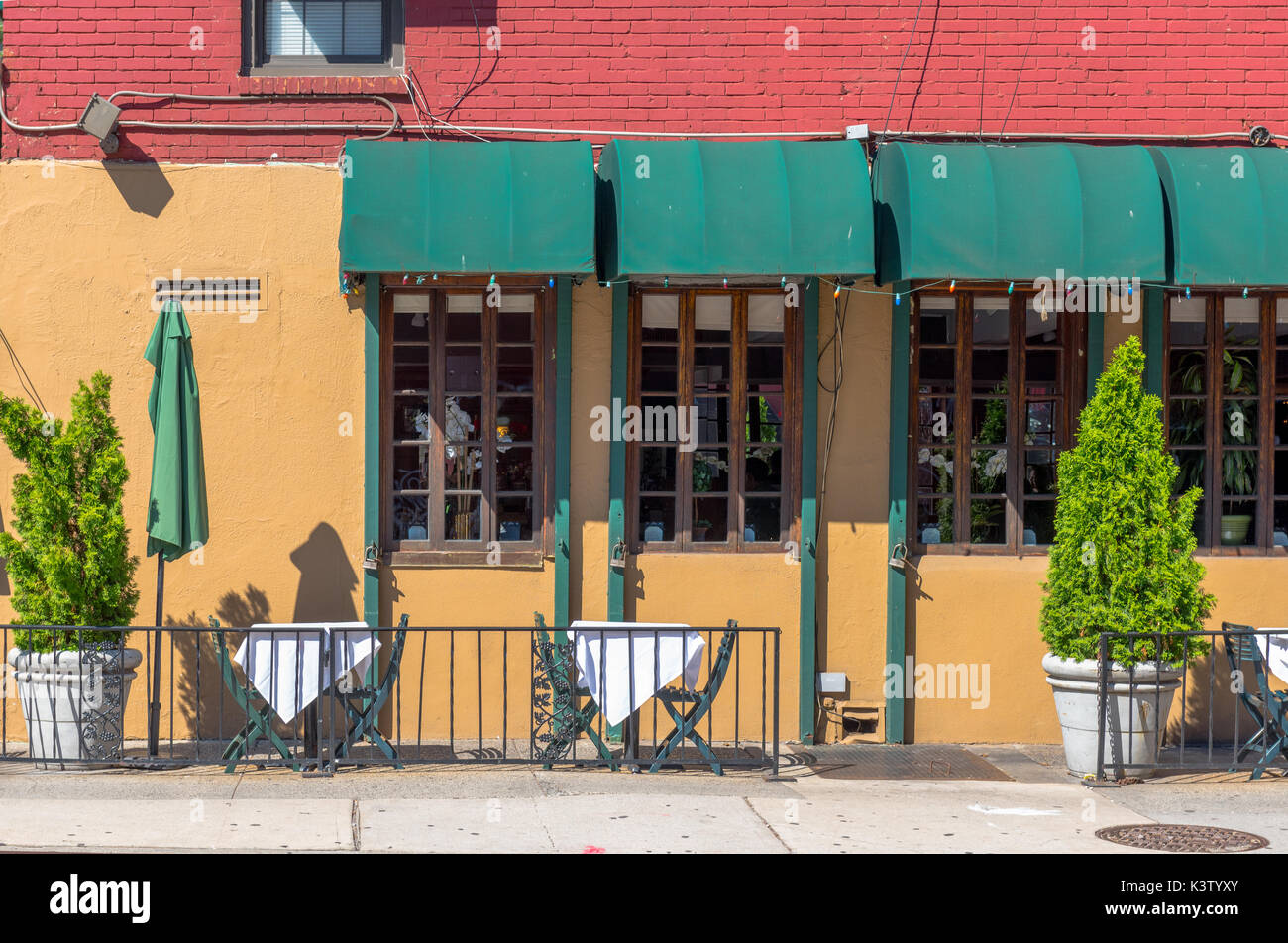 New York, NY, USA August 3, 2016 bunte Außenbereich eines Restaurants an der West 22. Straße, in der auch das Innere durch die Fenster sichtbar ist. Stockfoto