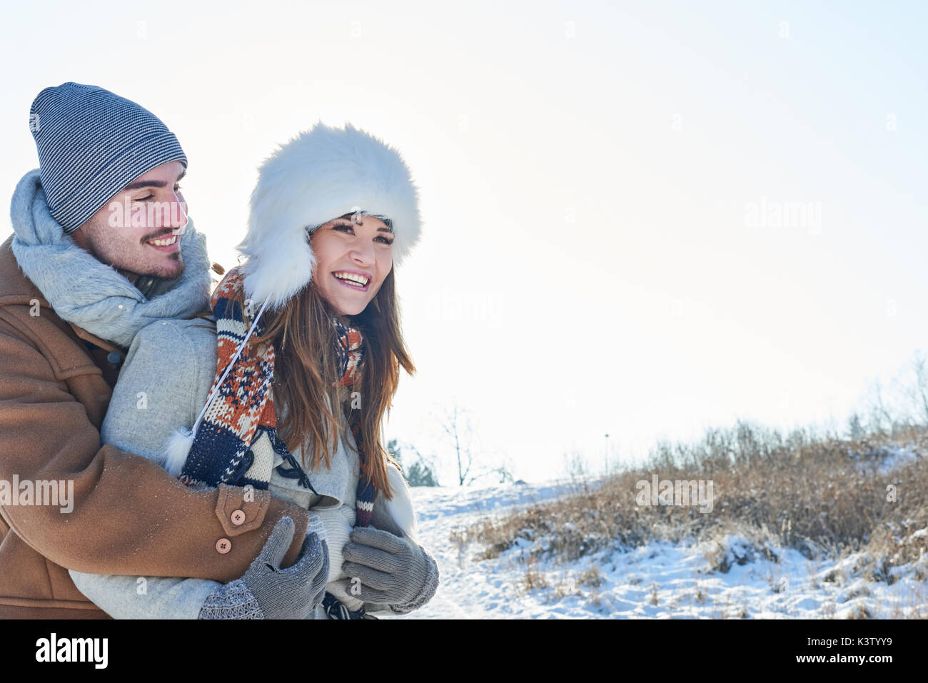 Paar im Winter in der Natur glücklich und verliebt Stockfoto