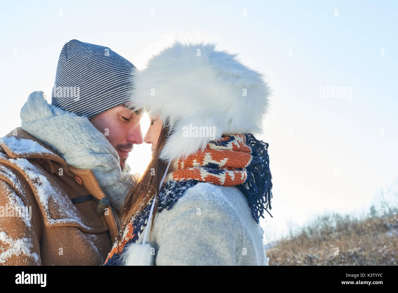 Glückliches junges Paar in der Liebe im Winter Stirn an Stirn Stockfoto