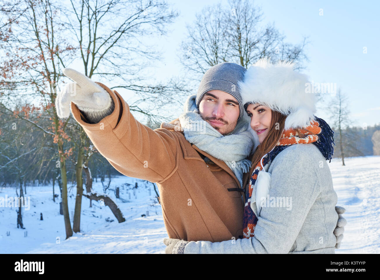 Glückliches Paar in der Liebe im Winter im Schnee auf Urlaub Stockfoto