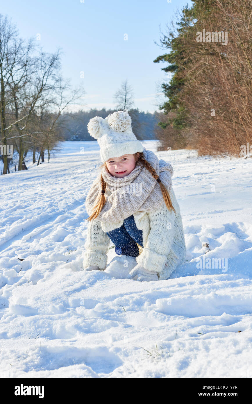 Mädchen spielen gerne im Schnee im Winter in der Natur und Spaß haben Stockfoto