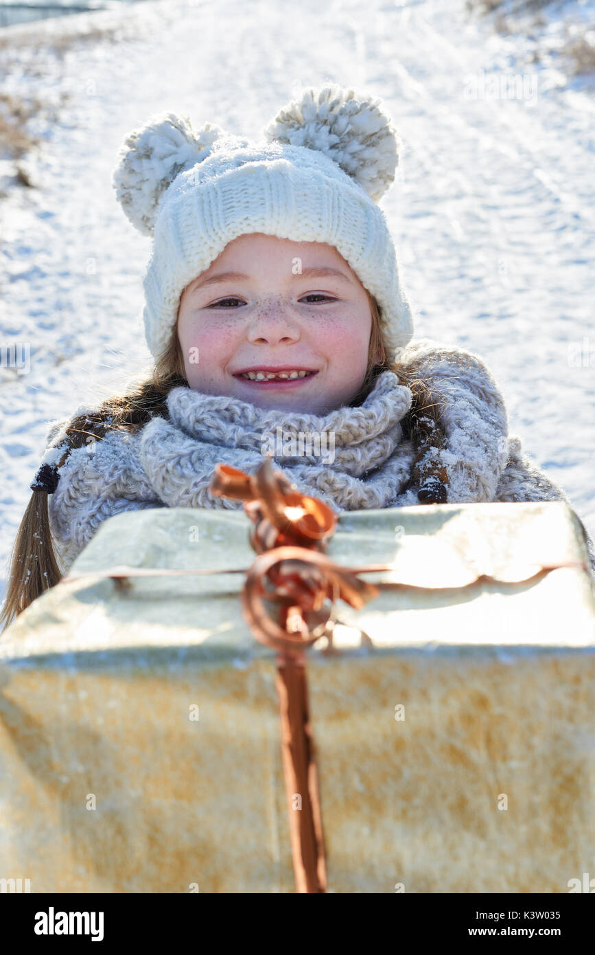 Happy girl Holding Weihnachten im Winter im Schnee vorhanden Stockfoto