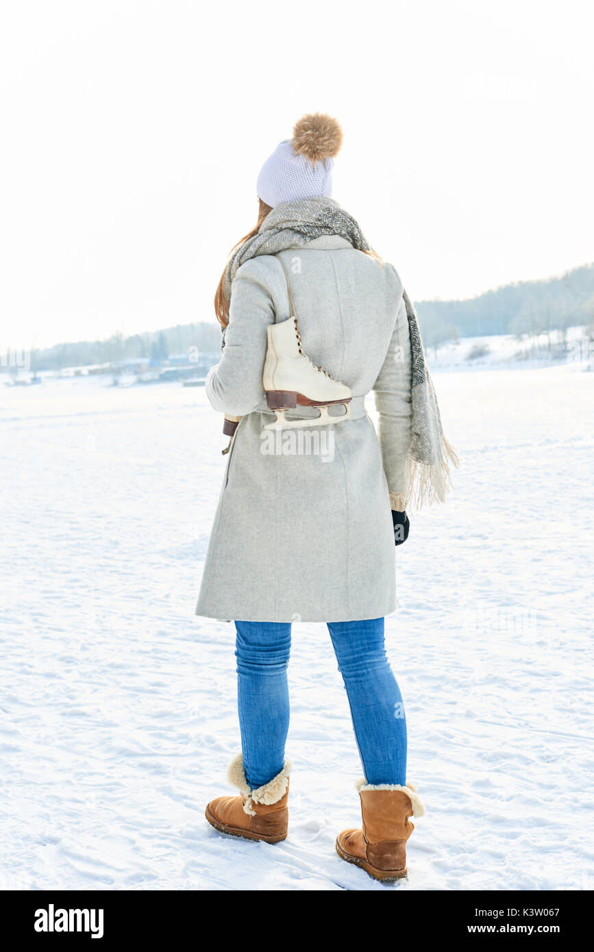 Frau in Ihrem Winterurlaub Wandern in der Natur Stockfoto