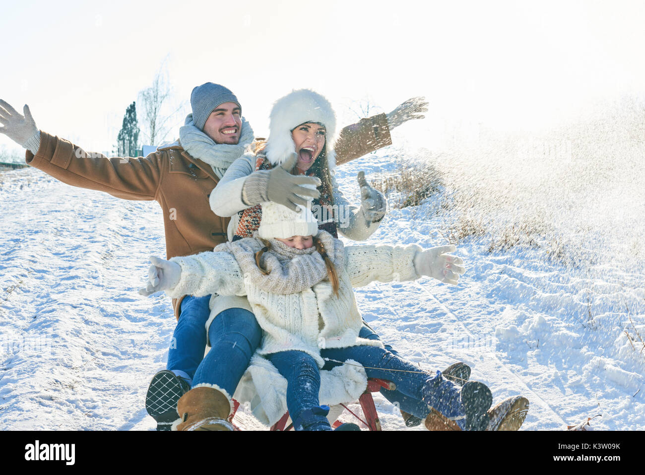 Familie tun Rodelbahn im Winter und Spaß im Schnee Stockfoto