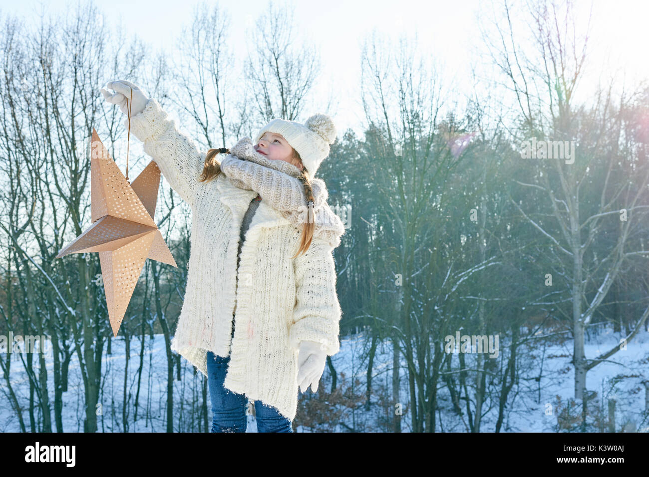 Gril mit Weihnachten Sterne im Winter auf dem Schnee Stockfoto