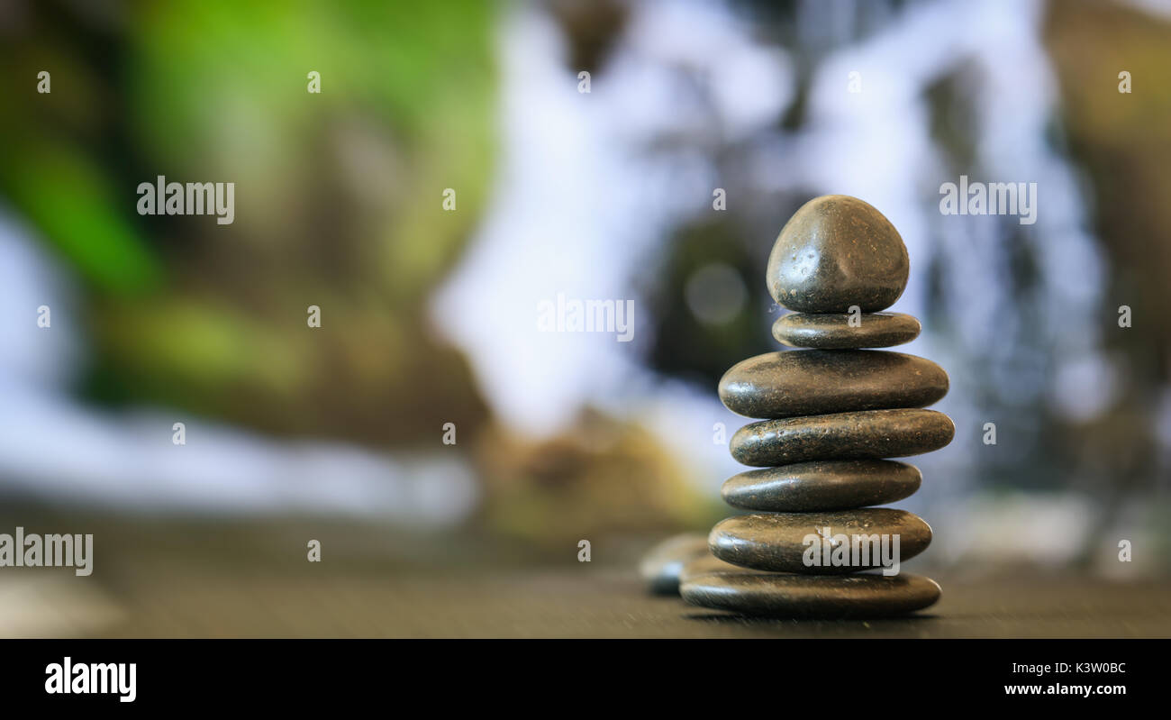 Zen Steine auf abstrakte Natur Hintergrund gestapelt Stockfoto
