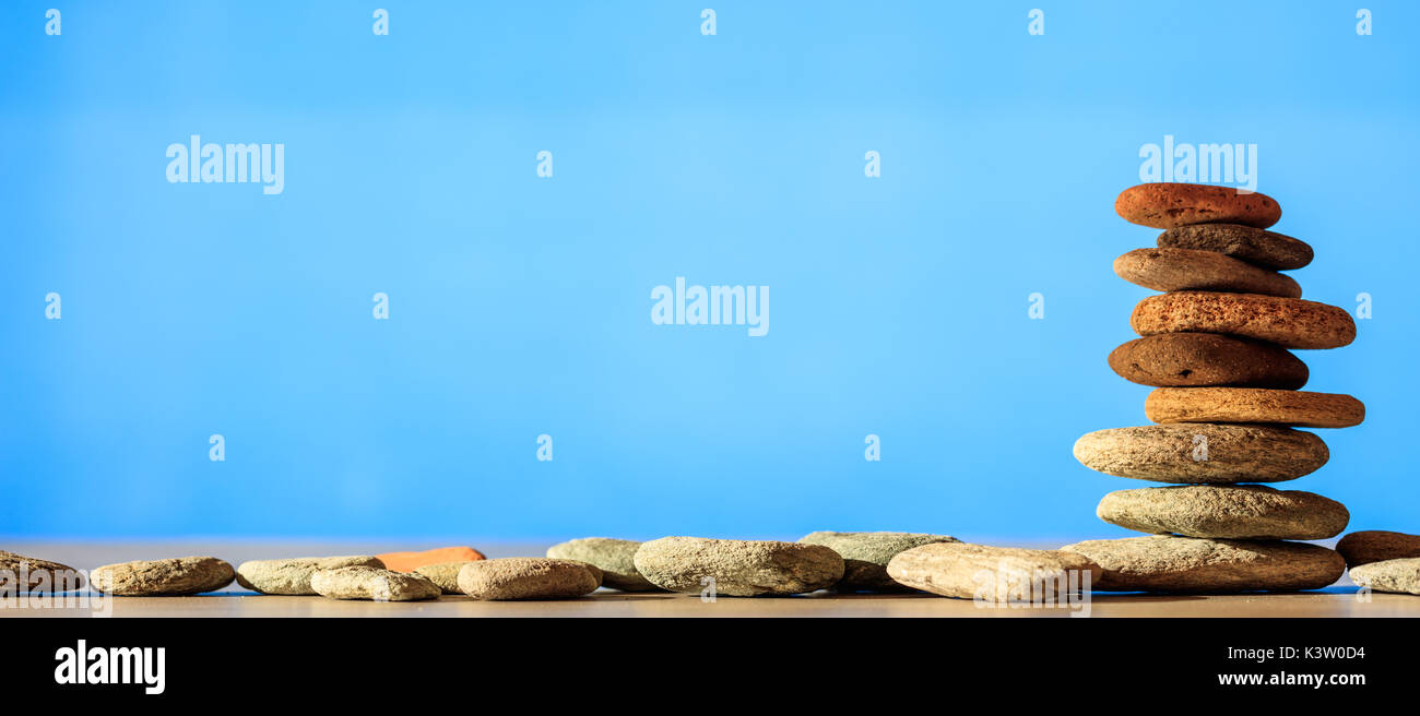 Zen Steine auf hellblauem Hintergrund gestapelt Stockfoto