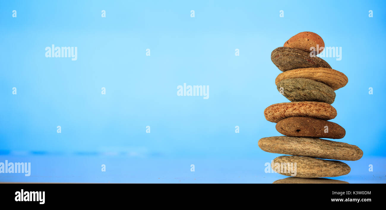 Zen Steine auf blauem Hintergrund gestapelt, kopieren Raum Stockfoto