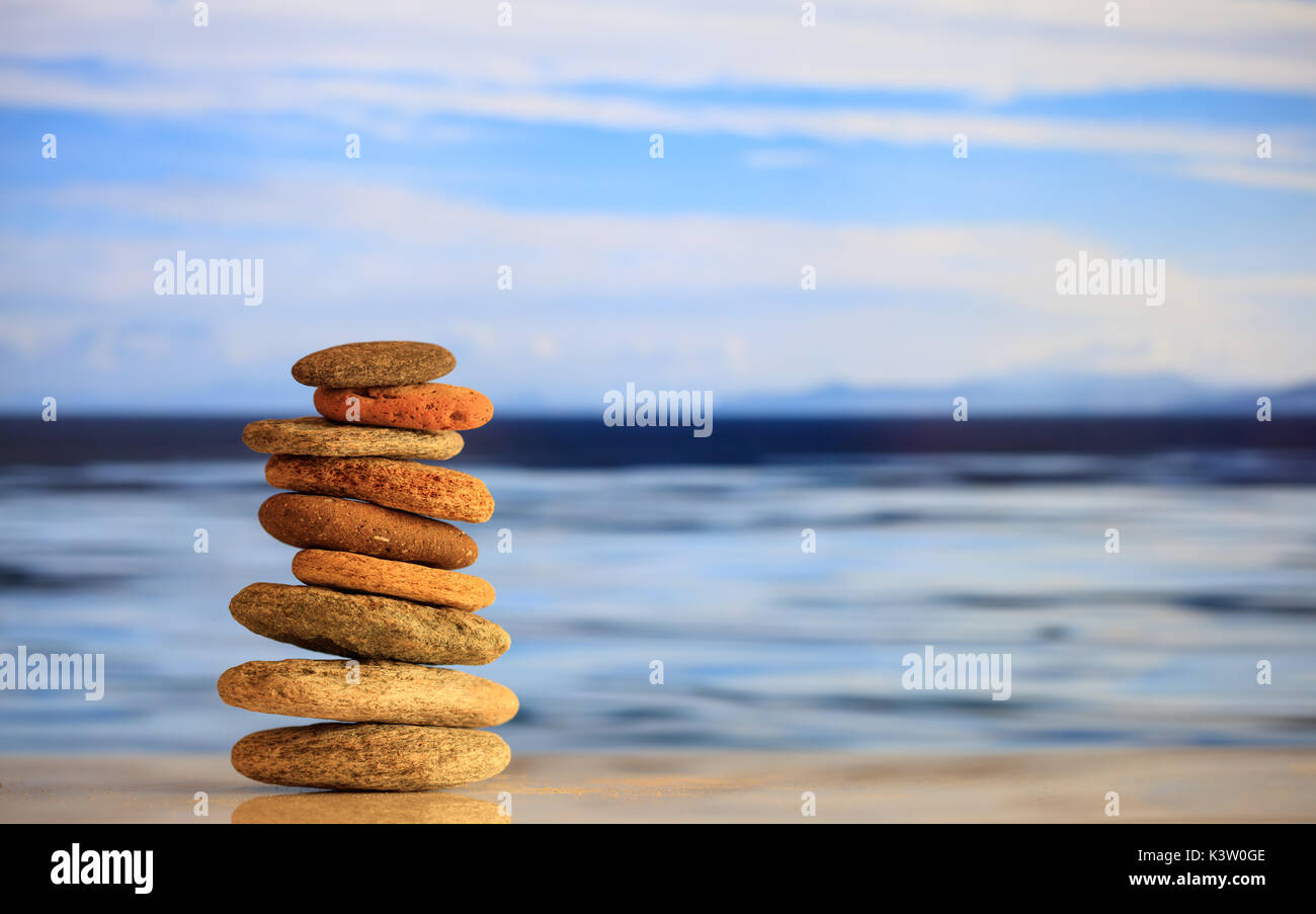 Zen Steine auf blauen Himmel und Meer Hintergrund gestapelt Stockfoto