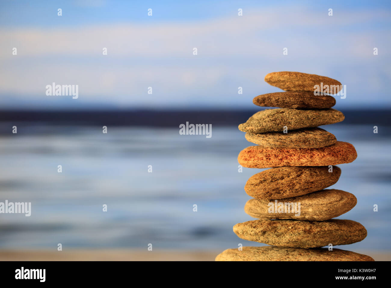 Zen Steine auf blauen Himmel und Meer Hintergrund gestapelt Stockfoto