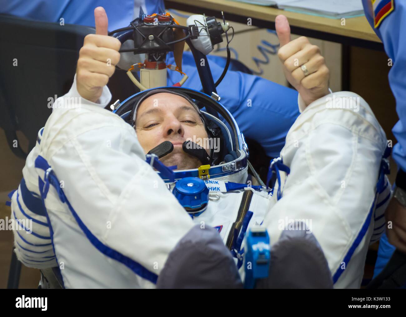 Die NASA ISS Expedition 52 prime Besatzungsmitglied amerikanische Astronaut Randy Bresnik hat seinen Raumanzug Sokol Druck in der Vorbereitung für die Sojus MS-05 Start auf dem Kosmodrom Baikonur 28. Juli geprüft, 2017 in Baikonur, Kasachstan. (Foto von Victor Zelentsov über Planetpix) Stockfoto