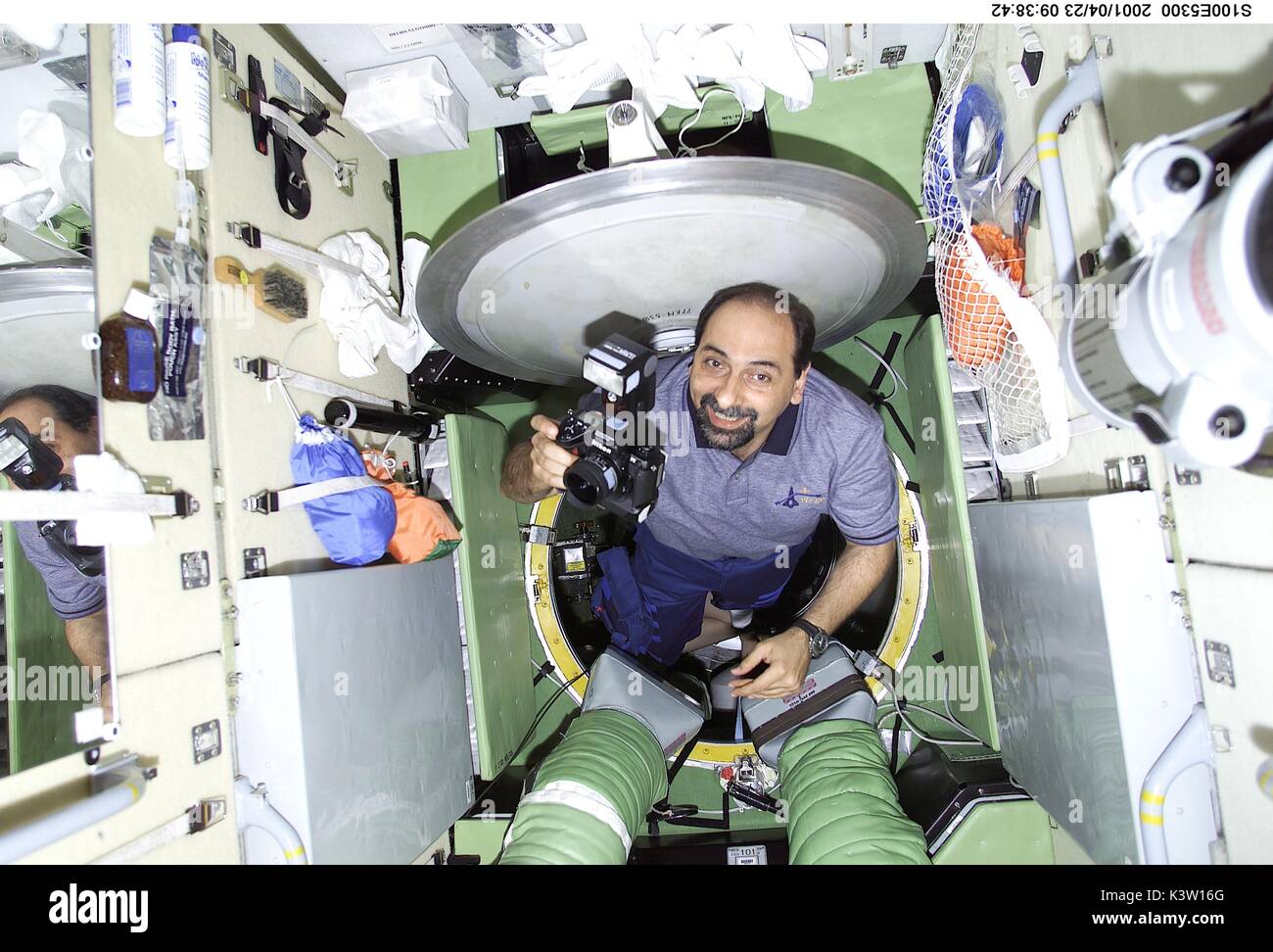 NASA Space Shuttle Endeavour Mission STS-100 prime Besatzungsmitglied italienische Astronaut Umberto Guidoni der Europäischen Weltraumorganisation ergibt sich aus der Luke im Swesda Modul an Bord der Internationalen Raumstation 23. April 2001 in der Erdumlaufbahn. (Foto: NASA Foto über Planetpix) Stockfoto