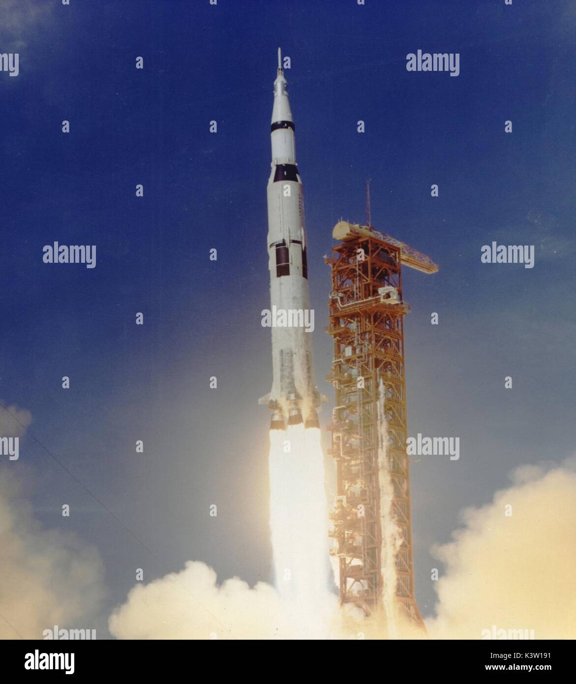 Die NASA Saturn V Rakete startet vom Kennedy Space Center Launch Complex 39 für die Apollo 11 erste bemannte Mondlandung mission Juli 16, 1969 in Merritt Island, Florida. (Foto: NASA Foto über Planetpix) Stockfoto