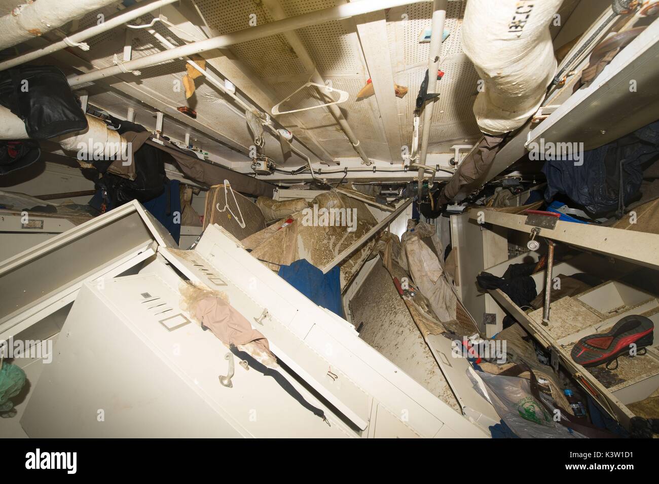 Die US-Marine der Arleigh-Burke-Klasse geführte Anti-raketen-Zerstörer USS Fitzgerald Schaden nach einem Zusammenstoss mit einem Handelsschiff an Flotte Aktivitäten Yokosuka Juli 13, in Yokosuka, Japan 2017. (Foto von MCS 2 Christian Senyk über Planetpix) Stockfoto