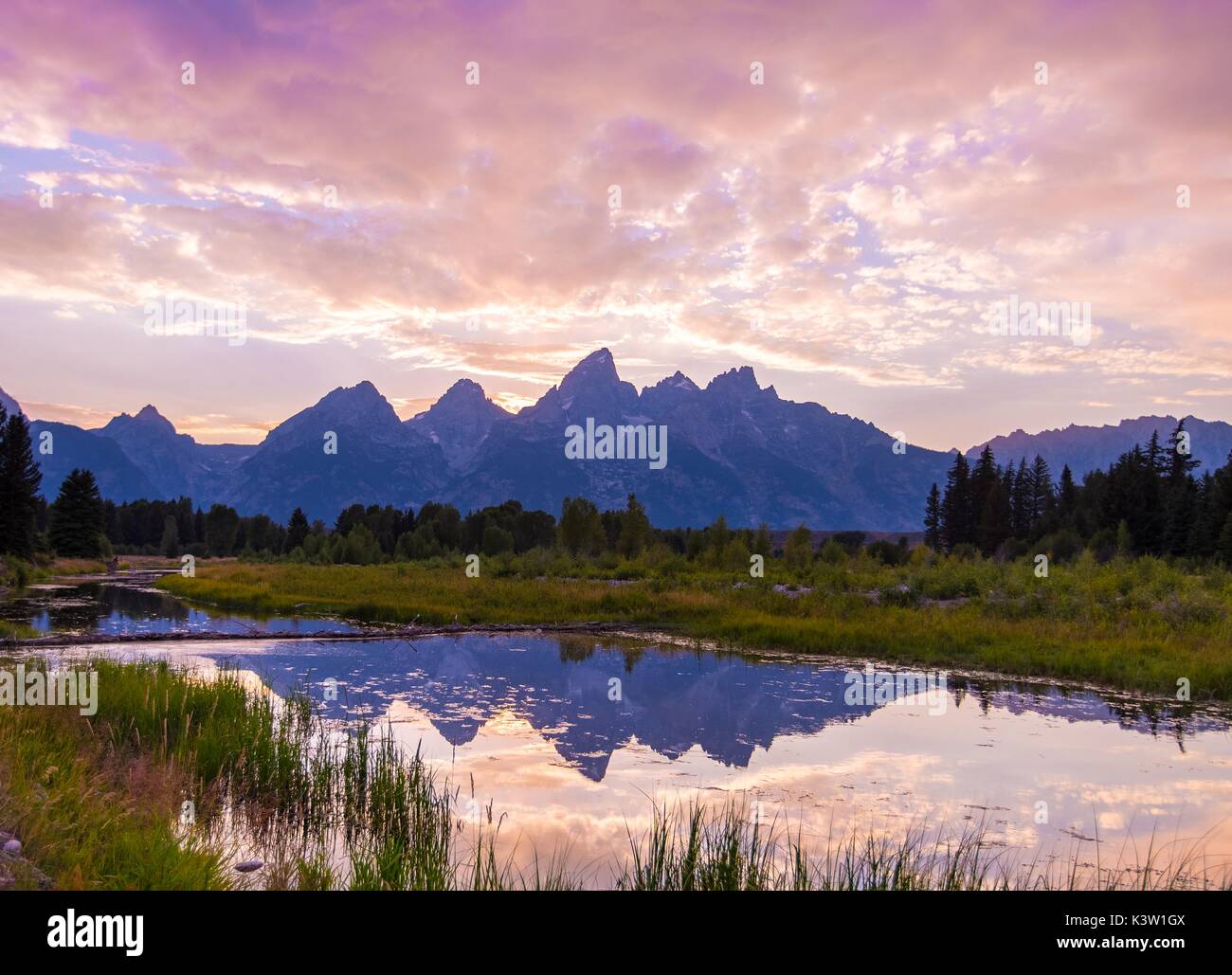 Die Sonne über Snake River und die Teton Range Berge wie aus Schwabachers Landung im Grand Teton National Park August 17, 2016 in der Nähe von Elche, Wyoming gesehen. (Foto von John tobiason über Planetpix) Stockfoto