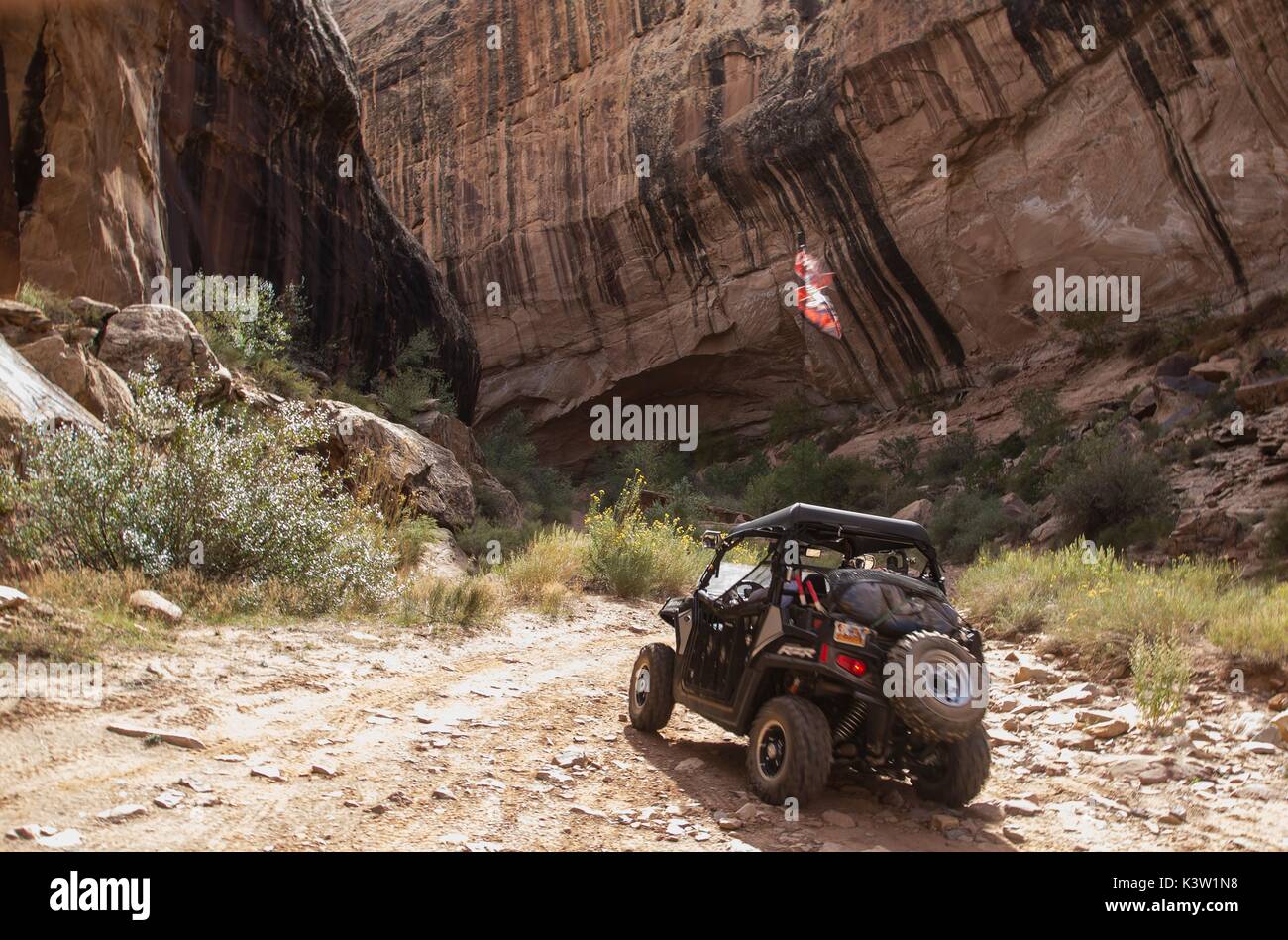Einem Off-Road-Fahrzeug parkt vor dem Felsen Kunst an der schwarze Drache Waschen in der San Rafael Swell 8. Oktober 2016 in Green River, Utah. (Foto von Bob Wick über Planetpix) Stockfoto