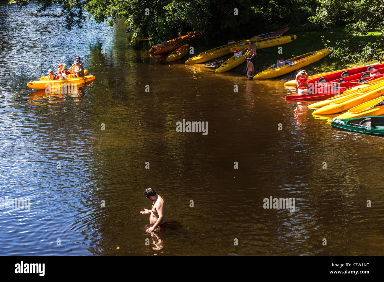 Fluss Otava, Sommer, Schwimmen im Fluss, wo Kanus, in der Nähe von Strakonice, Südböhmen, Tschechische Republik Stockfoto