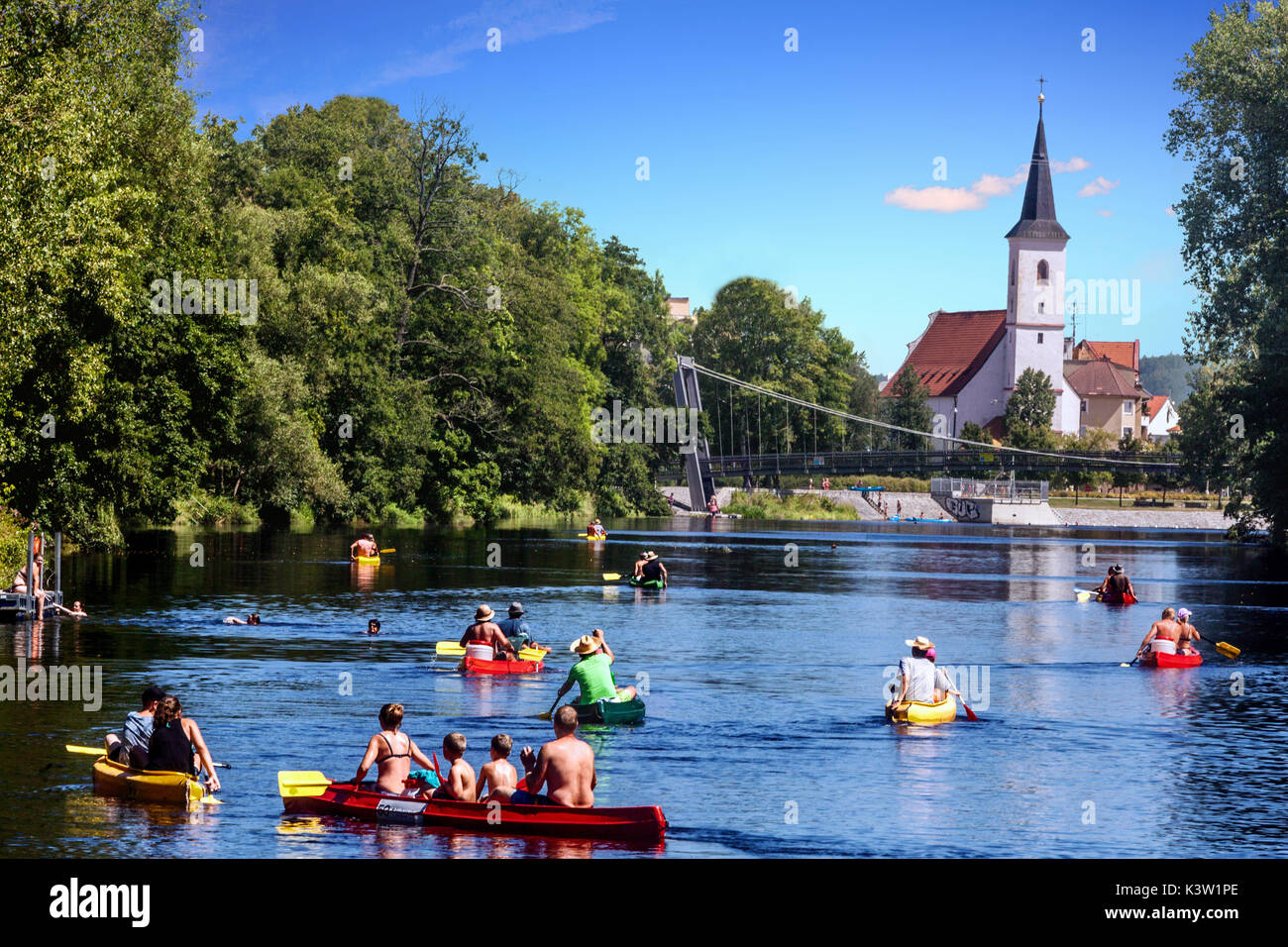 Die Leute, die auf dem Fluss Otava Kanu fahren, kommen an einem Sommertag in Strakonice, Südböhmen, Tschechien an Stockfoto