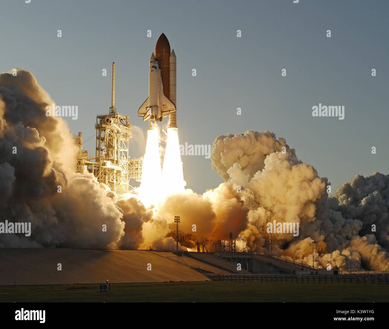 Das NASA Space Shuttle Atlantis startet vom Kennedy Space Center für den STS-117 Mission zur Internationalen Raumstation 8. Juni in Merritt Island, Florida 2007. (Foto: NASA Foto über Planetpix) Stockfoto