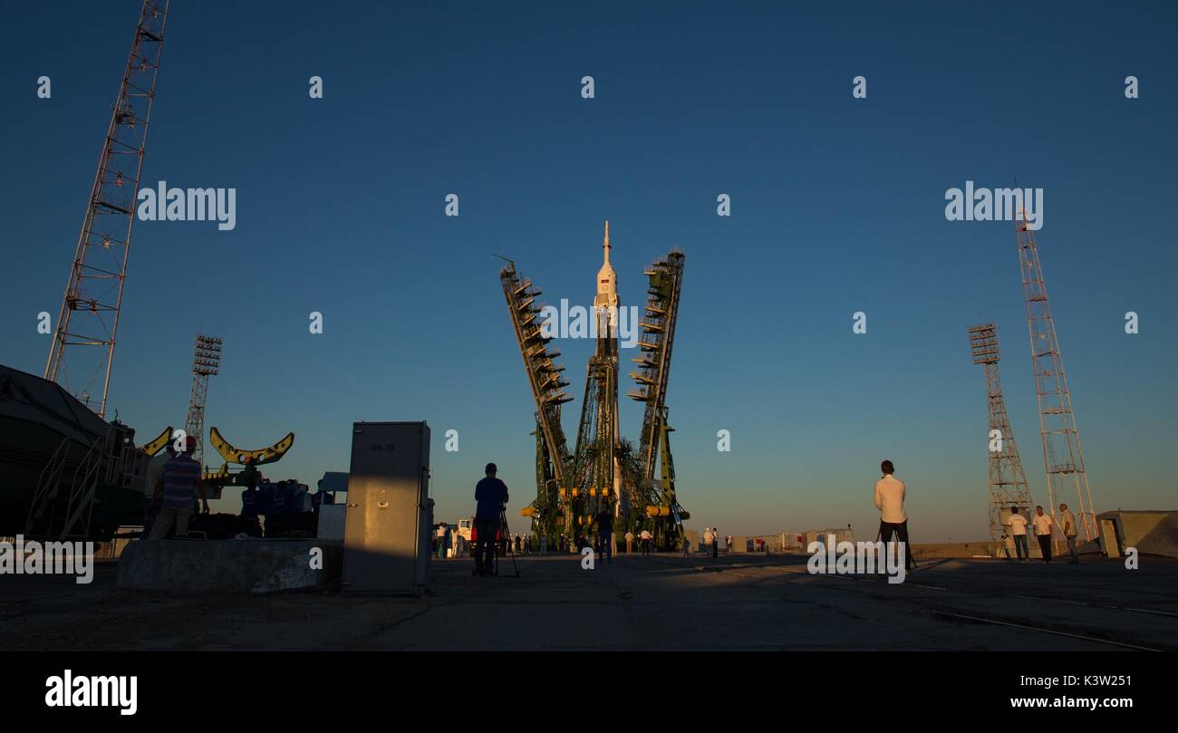 Die servicestruktur Arme niedriger als die Sojus MS-05 Raumschiff bereitet mit Expedition 52 Astronauten auf dem Kosmodrom Baikonur 28. Juli 2017 in Baikonur, Kasachstan in die NASA die Internationale Raumstation zu starten. (Foto von Joel Kowsky über Planetpix) Stockfoto