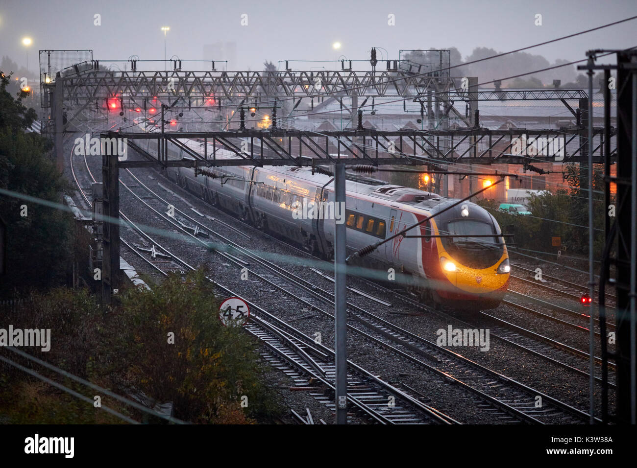 Von London Jungfrau Alstom Class 390 Pendolino in Ardwick führt zu Manchester Piccadilly Station auf der West Coast Main Line WCML im Nebel und Rai Stockfoto