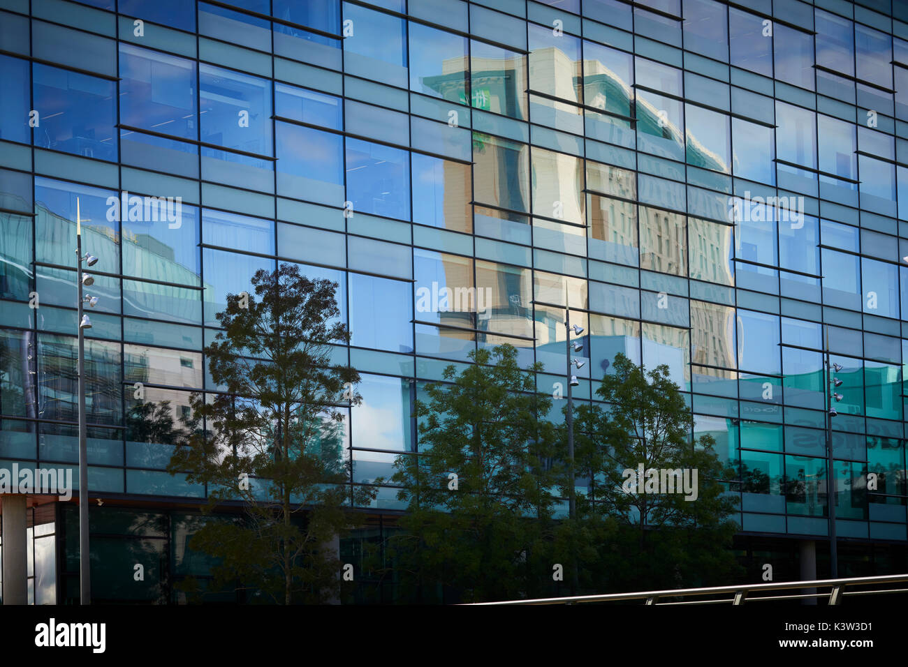 Regeneration Docks an MediaCityUk in Salford Quays Gtr Manchester, modernes Design Welt Marke Holiday Inn reflektiert in der Glasfenster Reflexionen. Stockfoto