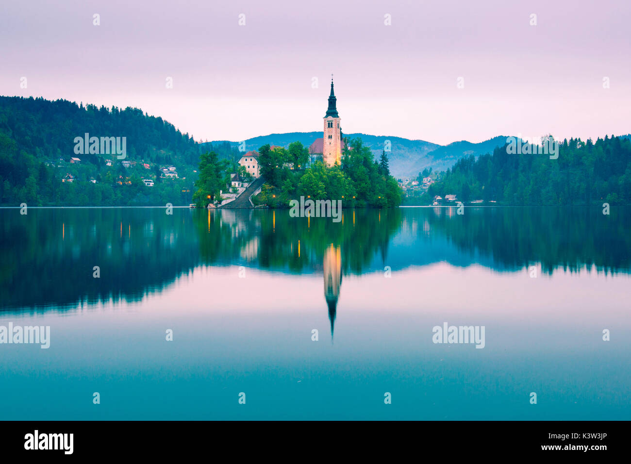 Bled See, Slowenien. Eine zauberhafte und unvorhergesehene Sonnenaufgang über der nebligen Insel Stockfoto