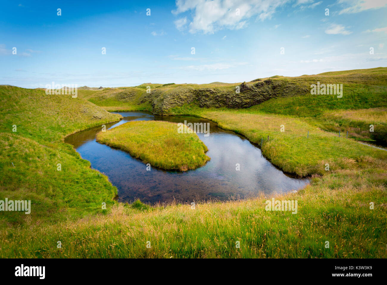 Island, grüne Landschaft und Fluss Mäander mit Rasen-Insel Stockfoto